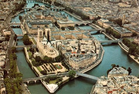 Vista aérea de L'île de la Cité | Paris tourism, Cool places to visit ...