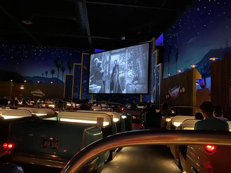 Sci-Fi Dine-In Theater Review: Best Burgers in Hollywood Studios