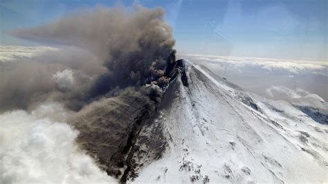 Eruption of Alaska volcano Mount Pavlof disrupts flights - ABC News