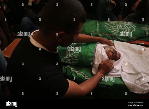 Beit Lahia, The Gaza Strip, Palestine. 6th May, 2019. Relative mourners ...