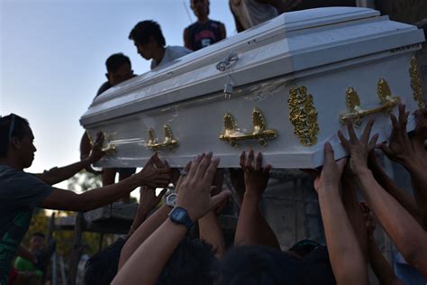 Cory Aquino Inside Coffin : Death And Funeral Of Corazon Aquino Wikipedia / Pnoy's family and ...