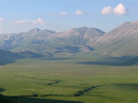 50 Hikes In and Around Tuscany: An Introduction to the Central Apennines and Adriatic