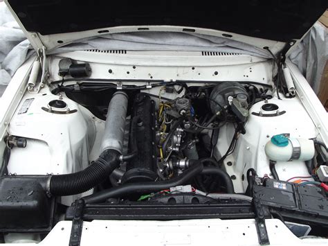 File:D24 engine bay of a 1990 volvo 240.JPG - Wikimedia Commons