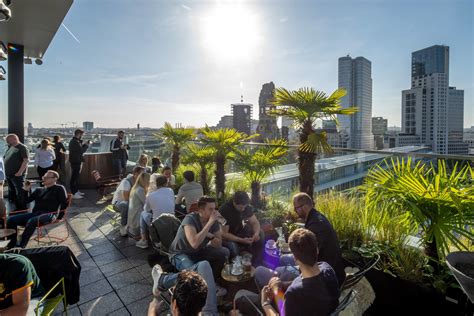 12 schöne Rooftop-Bars in Berlin: Kühle Drinks und beste Aussichten