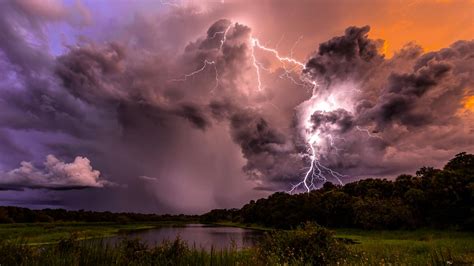 Gewitterwolken und Blitz HD Hintergrundbilder herunterladen