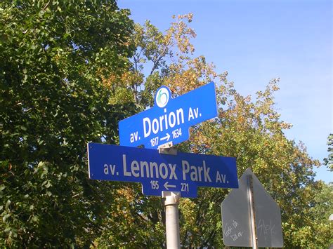 File:Bilingual street signs, Ottawa.jpeg - Wikimedia Commons