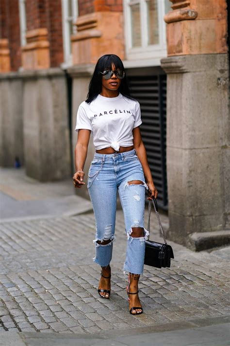 How to Dress Up a T-Shirt and Jeans to Look More Chic