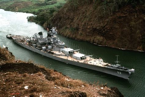 USS New Jersey (BB-62) transiting the Panama Canal, April 1984.[1500x1009] : r/WarshipPorn