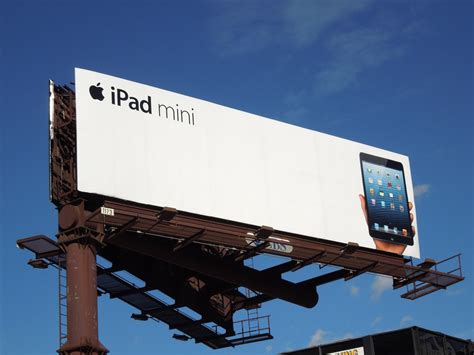 5 Examples of Minimal Billboard Advertising - Billboards