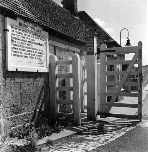 Swinford toll bridge on the Thames at Eynsham | RIBA pix