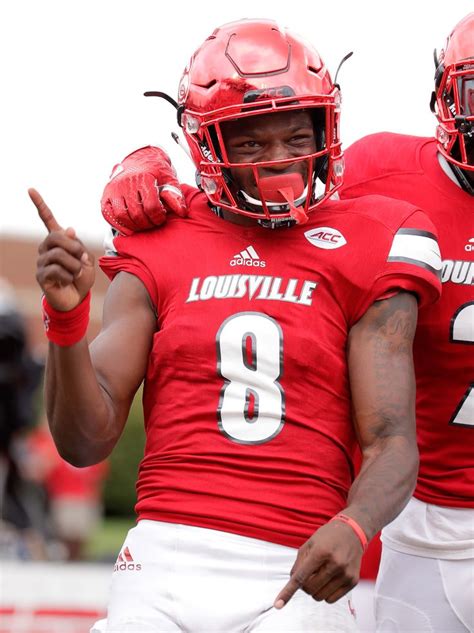 LOUISVILLE, KY - SEPTEMBER 17: Lamar Jackson #8 of the Louisville ...