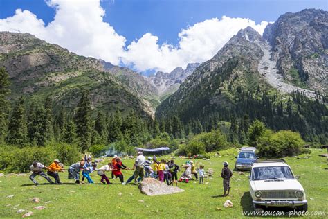 Tug of war during a family picnic, Kyrgyzstan – Toucan's photos