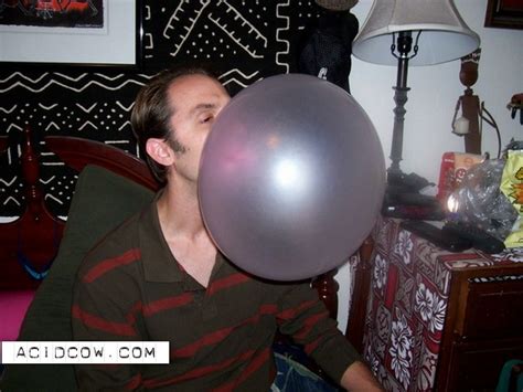 The Largest Bubble Gum Bubble in the World (4 pics)