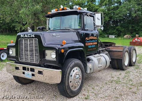 1986 Mack R688ST semi truck in Buckner, MO | Item EL9929 sold | Purple Wave