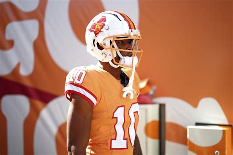 [Photos] Buccaneers wearing the Creamsicle throwback uniforms : r/nfl