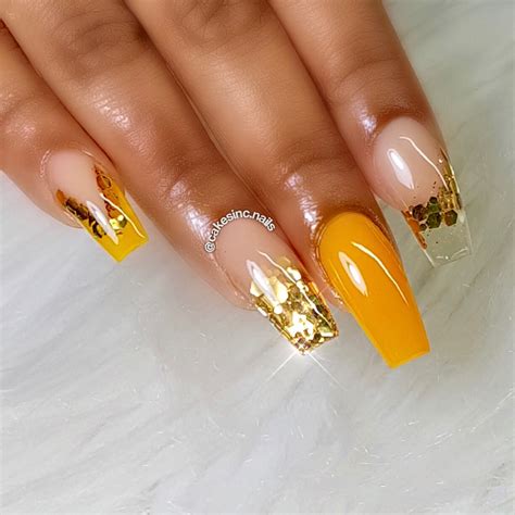 Yellow nails with gold glitter! | Nagels