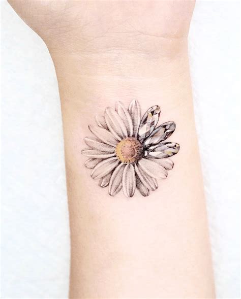 Top more than 55 tattoo daisy flower latest - in.cdgdbentre