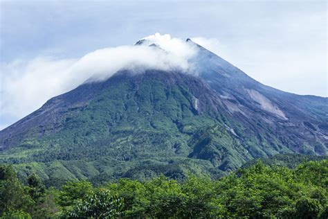 Gunung Merapi Erupsi, Luncurkan Awan Panas Sejauh 1,7 Km – Sumsel Update