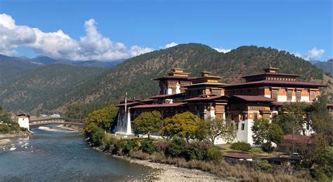 Punakha Dzong the top sightseeing in Bhutan-Travelling to Bhutan