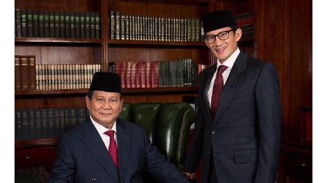 Berbalut Jas, Prabowo Subianto dan Sandiaga Uno Ucapkan Selamat Tahun Baru - Lifestyle Liputan6.com