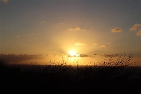 Hiking in Oahu: The Best Trails for Sunrise and Sunset Lovers