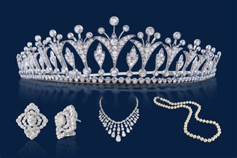 12 Best Royal Jewellery in The Crown on Netflix