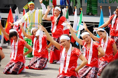 Mingalapar - The Kayin Traditional Dance The lively don...