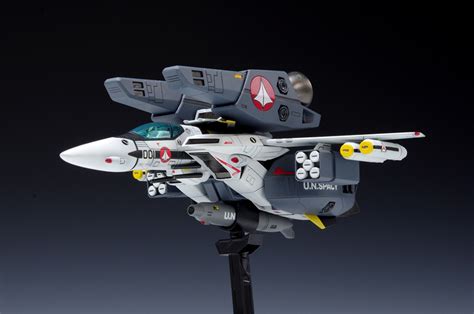 1/100 scale VF-1S Super Valkyrie Roy Focker Type Fighter from Super Dimension Fortress Macross ...