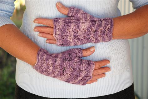 Knitting Patterns Galore - Twin Leaf Fingerless Gloves