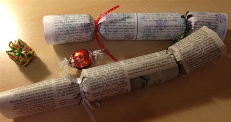 DIY Traditional Holiday Crackers using toilet paper rolls and newspaper | Green craft, Holiday ...