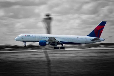 Delta Landing at AUS Airport : aviation