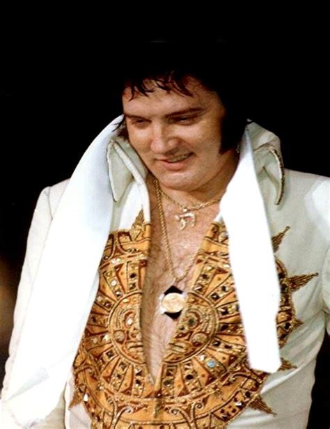 ELVIS AT THE END OF HIS LAST CONCERT JUNE 26TH 1977 | Elvis presley 1977, Elvis presley concerts ...