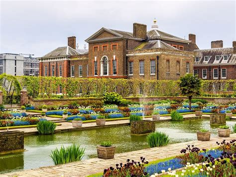 8 London Landmarks Where You Can Walk in the Footsteps of Princess Diana