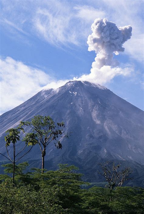 Arenal Volcano eruption | Barbara Magnuson & Larry Kimball