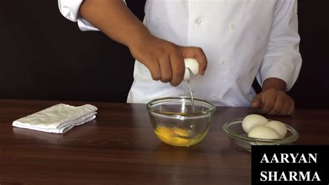 How to CRACK-OPEN an EGG with one hand. - YouTube