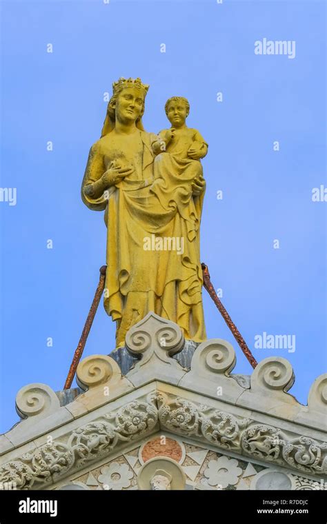 Virgin Mary Baby Jesus Statue Roof Cathedral of Virgin Mary Piazza del ...