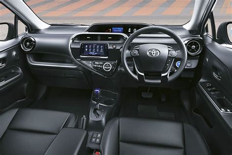 Toyota Prius C Interior, Exterior Images - Prius C Photo Gallery | Oto