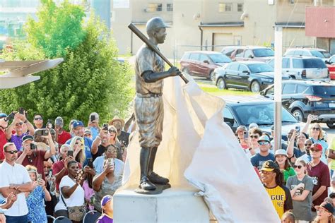 New Jackie Robinson statue unveiled at Wichita park | 101.3 KFDI