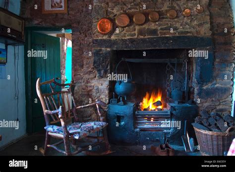 Irish cottage fireplace hi-res stock photography and images - Alamy