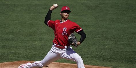 Shohei Ohtani experiences stiff back