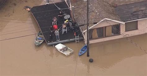 California flooding leaves town surrounded by water - CBS News