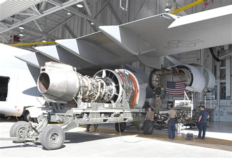 735th AMS performs rare en route C-17 engine change > U.S. Air Force Expeditionary Center ...