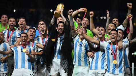 Selección Argentina con trofeo Copa Mundial FIFA Fondo de pantalla 4k ...