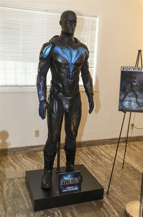 DC Universe unveils Titans Nightwing costume | Batman News