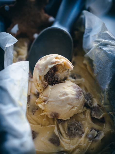 Pepperkaker Cookie Dough Ice Cream (Pepperkakeis) - North Wild Kitchen