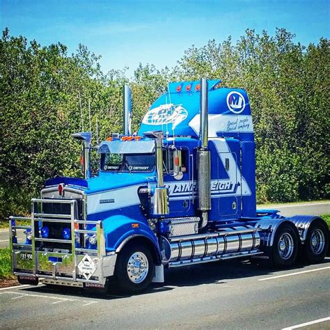 "Mainfreight Magic" keeping the Streets Of redcliffe Entertained Throwing lollies and Mint ...