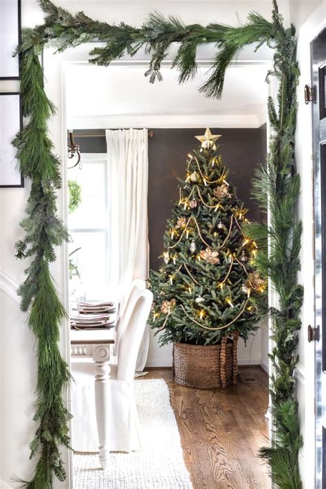 20 Lovely Minimalist Christmas Tree Ideas for A Simple Yet Elegant Holiday