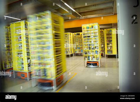 25 July 2023, Lower Saxony, Winsen (Luhe): Transport robots move transportable shelves through ...