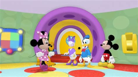 Minnie's having a picnic to celebrate the new Mickey Mouse Clubhouse Picnic Grounds, but she ...