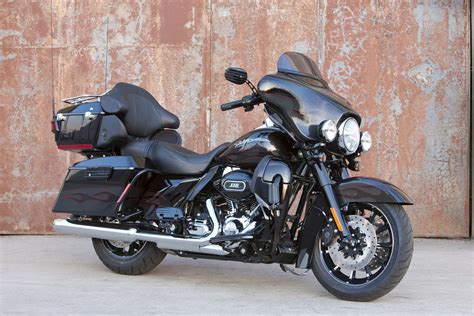 Review of Harley-Davidson CVO Limited 1800cc: pictures, live photos & description Harley ...